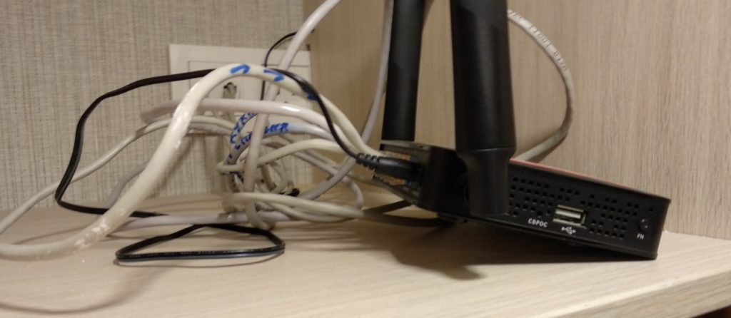 Защелка для интернет кабеля