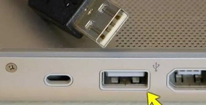 USB кабель подключаем к разъёму на компьютере