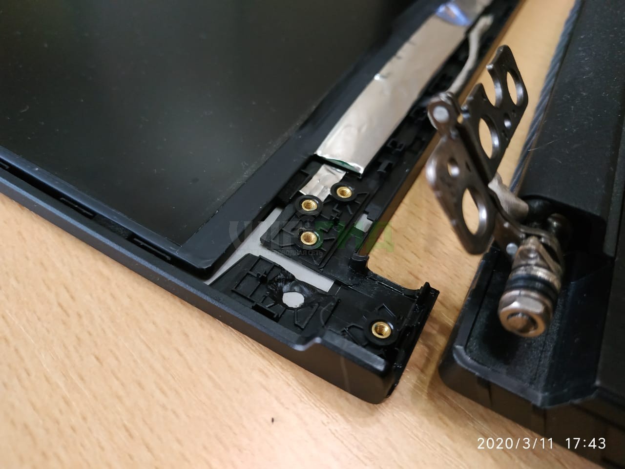 Замена крышки на ноутбуке MSI GF63 8RD из-за отрыва петли