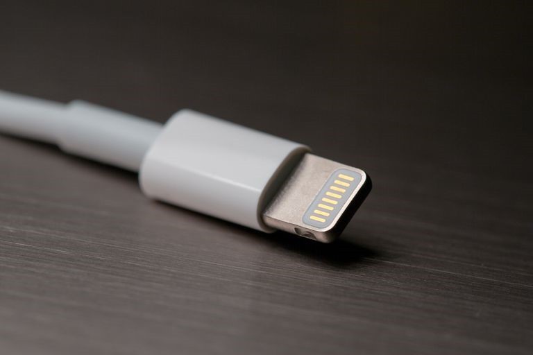 Как подключить iPhone к телевизору: через Wi-Fi, USB кабель, HDMI и Apple TV