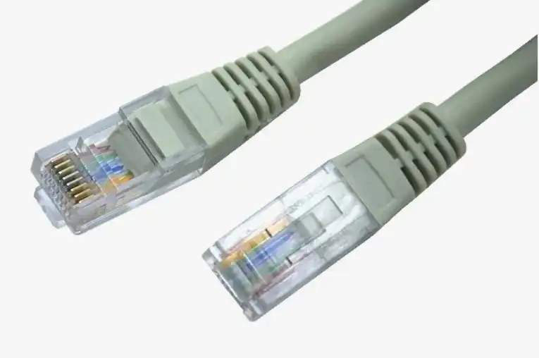 Вот так выглядит сетевой кабель вблизи. Его можно купить в любом компьютерном магазине. Стоит копейки.